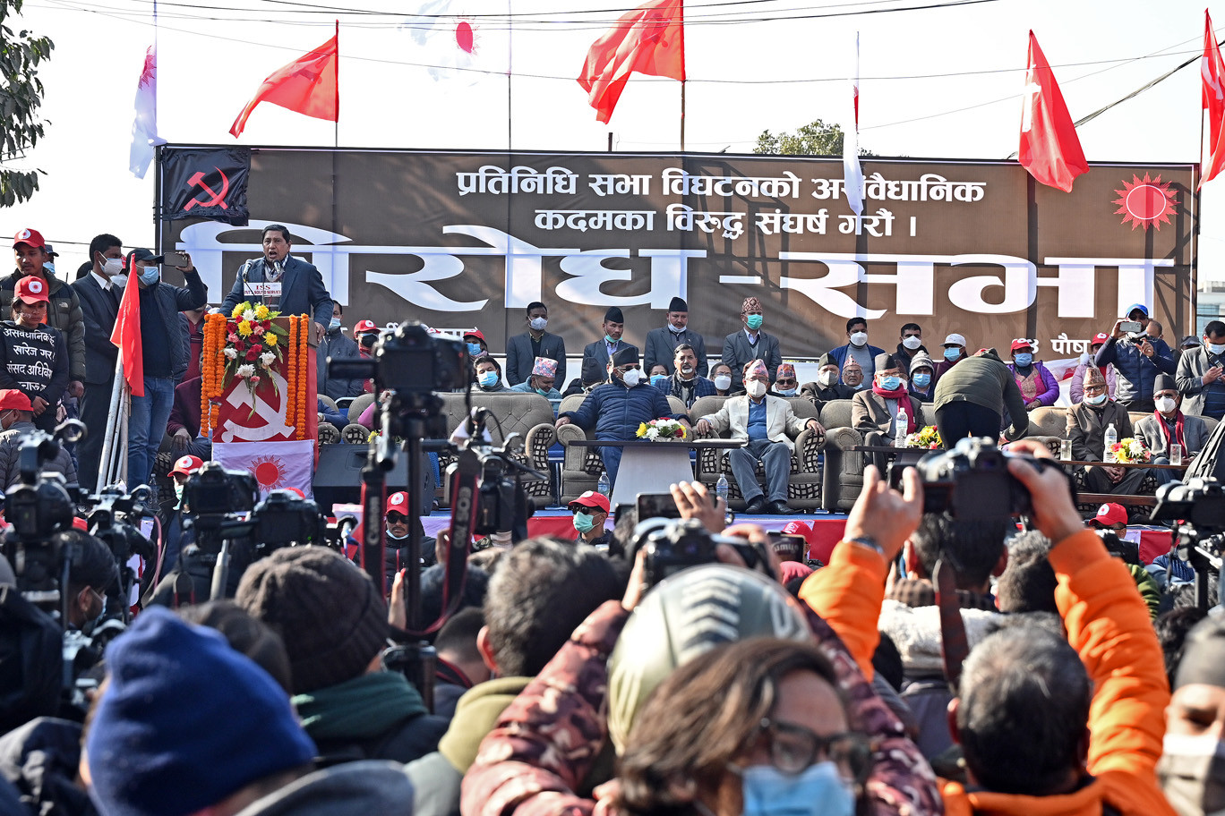 तस्वीरमा हेर्नुहोस् राजधानीमा प्रचण्ड-माधव समूहको शक्ति प्रदर्शन